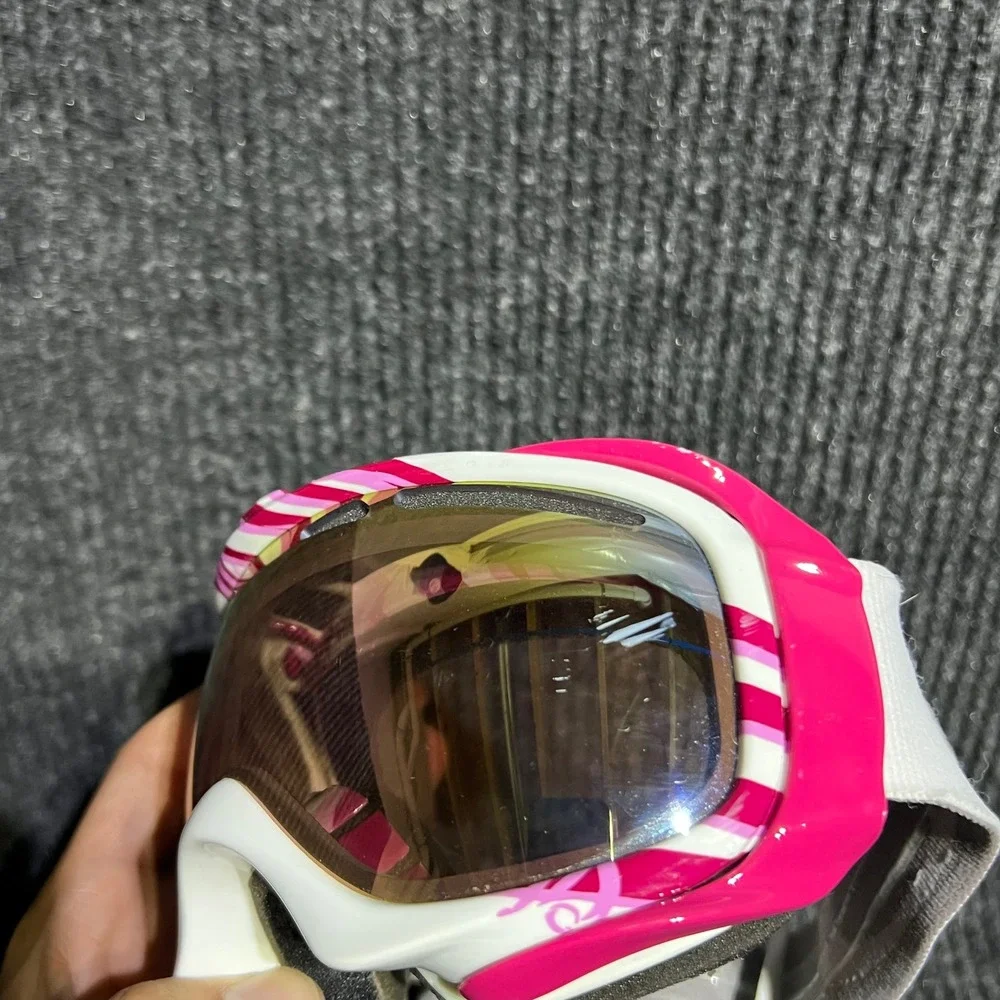 Oakley Elevate Snow Goggles OS Pink White Ski Snowboard Breast Cancer Awareness